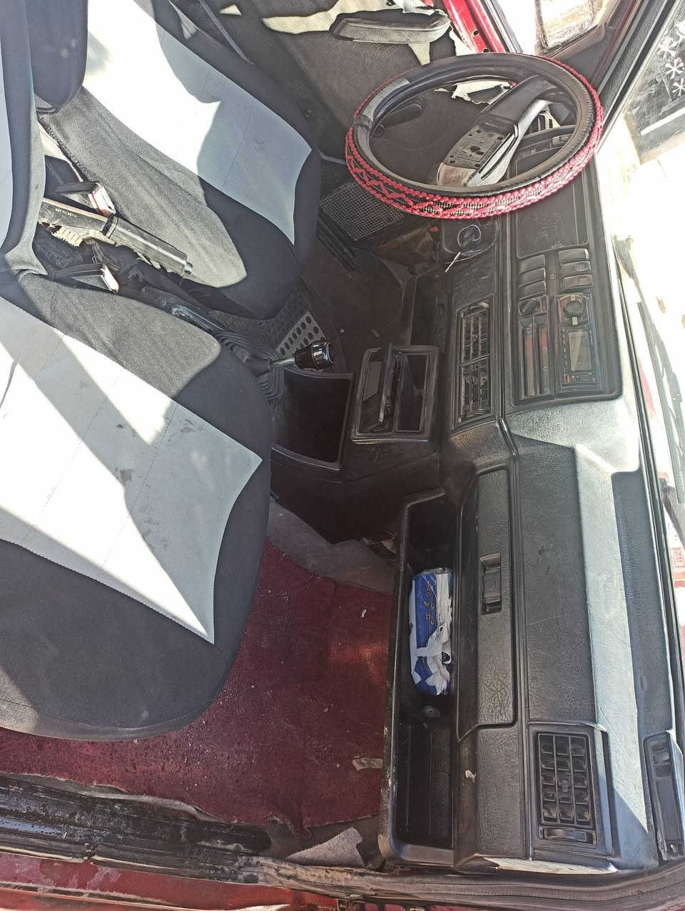 سلام عليكم سياره كولف للبيع موديل 1991 شرط الوكاله والتحويل غرامات 300 حداديه جديده محرك برازيلي بي اثر نفخ 
سعر السياره 18 وبي مجال 
رقم الهاتف ***********
