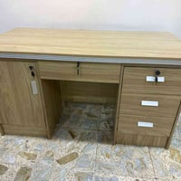 ميز مكتبي • نظيف • استعمال قليل