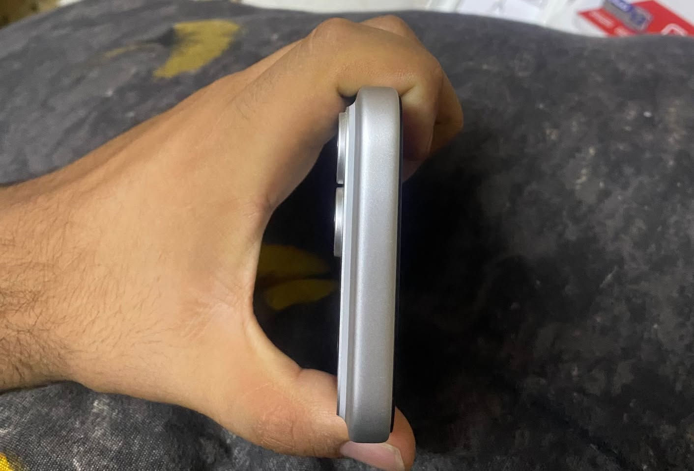 السلام عليكم  17pro max 256 ZA  نسخه الشرق الأوسط الشريحه الفعليه الجهاز بلادي بطاريه ١٠٠ مشحون بس ١٤ مره الجهاز فعلته ٥/٣١ يعني الجهاز مستخدم اقل الشهر السعر ١٩٥٠ وبي مجال ملحقاته كامله وانطيك راس شحن اصلي أخذته من الوكاله ٧٥ الف للتواصل ***********
