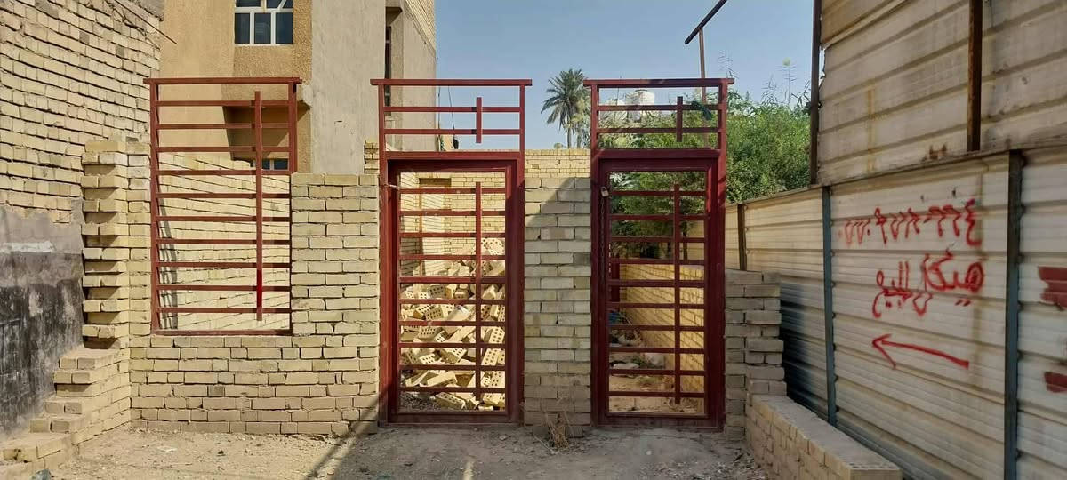 بيت هيكل زراعي 100متر سند 25 أبواب وشبابيك كامله حديد ثقيل جنل المنطقه بيه مجاري دور الشرطه قرب بيت ابو محمد المصري ***********
