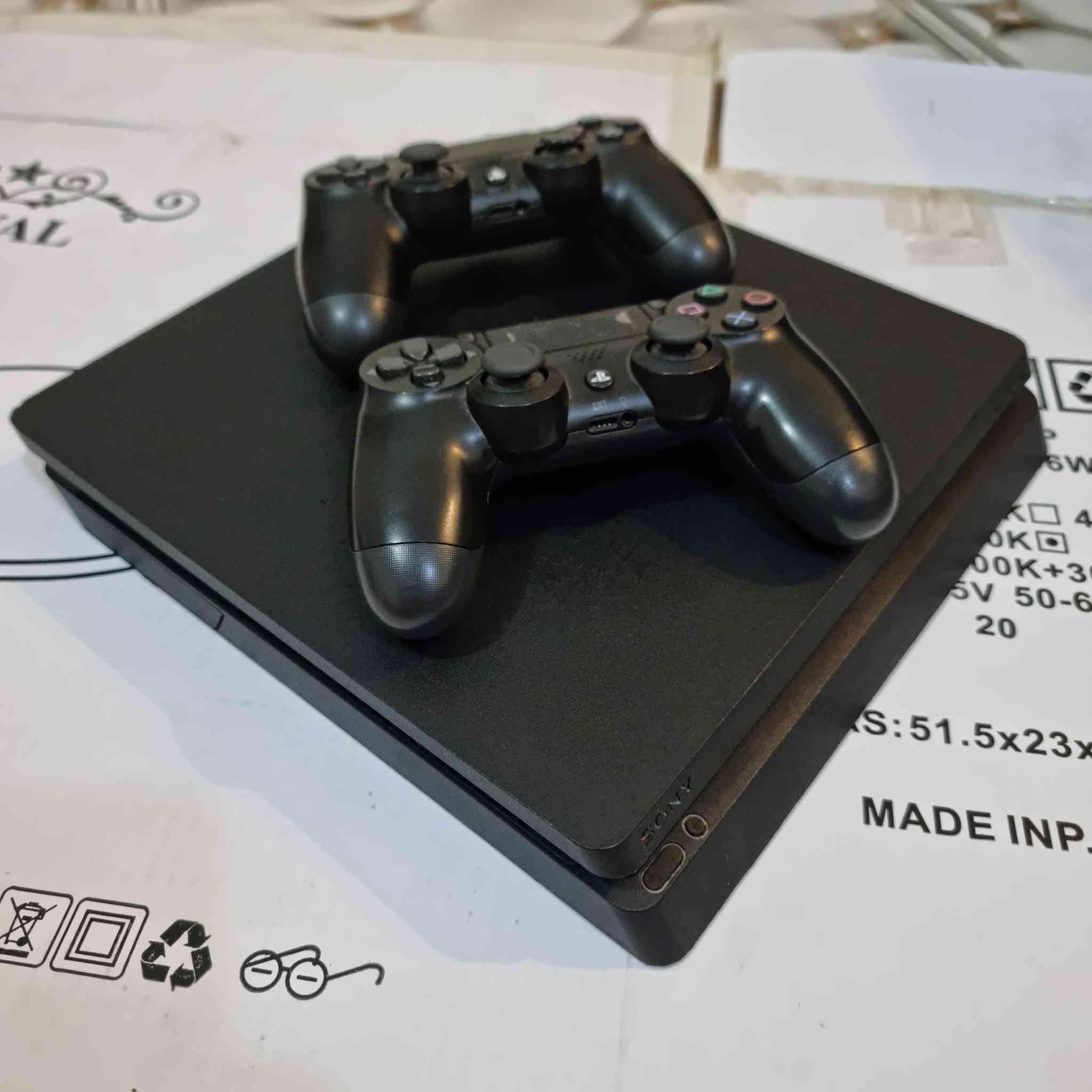 السلام عليكم 
بلي ps4 سلم مهكر نظام 9.00  
مساحه 500GB  جويستكات ثنين اصلي وتجاري
جهاز جديد نضيف جدا مامفتوح ولا مصلح نهائيا 
يحتوي على 11 لعبه كامل ملحقات بدون نقص 
 السعر 350 الف وبي مجال بسيط عنوان بغداد الشعب 
للاتصال او واتساب ***********

