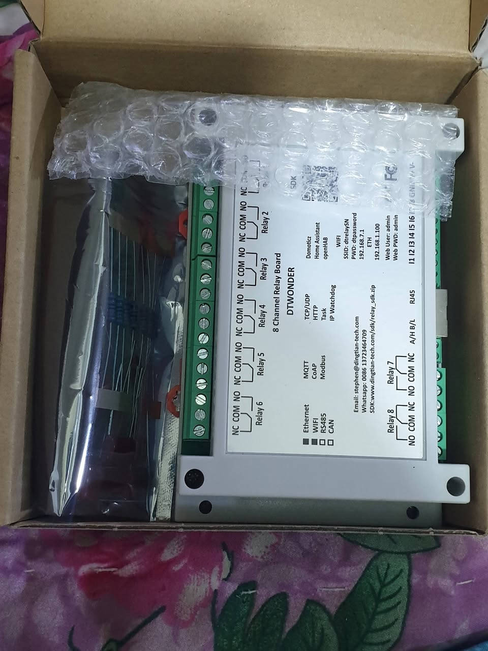 موجود قطعتين  انطوني سعر
هذا الجهاز هو لوحة ترحيل بـ 8 قنوات (8 Channel Relay Board) من شركة Dingtian. 
الاستخدام: يُستخدم للتحكم في الأجهزة الكهربائية المنزلية أو الصناعية عن بُعد، مثل المصابيح والمحركات.
طرق الاتصال: يدعم عدة بروتوكولات اتصال منها Ethernet، Wi-Fi، MQTT، و Modbus.
المنصات المتوافقة: يعمل مع أنظمة التشغيل الآلي للمنزل مثل Home Assistant و Domoticz.
المواصفات الفنية: يحتوي على 8 مرحلات (Relays) من نوع SPDT، ويتحمل كل منها تياراً يصل إلى 7 أمبير
لطلب  الاتصال  على  الرقم
***********
