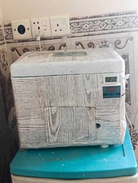 فقاسة تاخذ من 30 بيضه لى 35 بيضه تاخذ اقل من ربع امبير  سعر 35