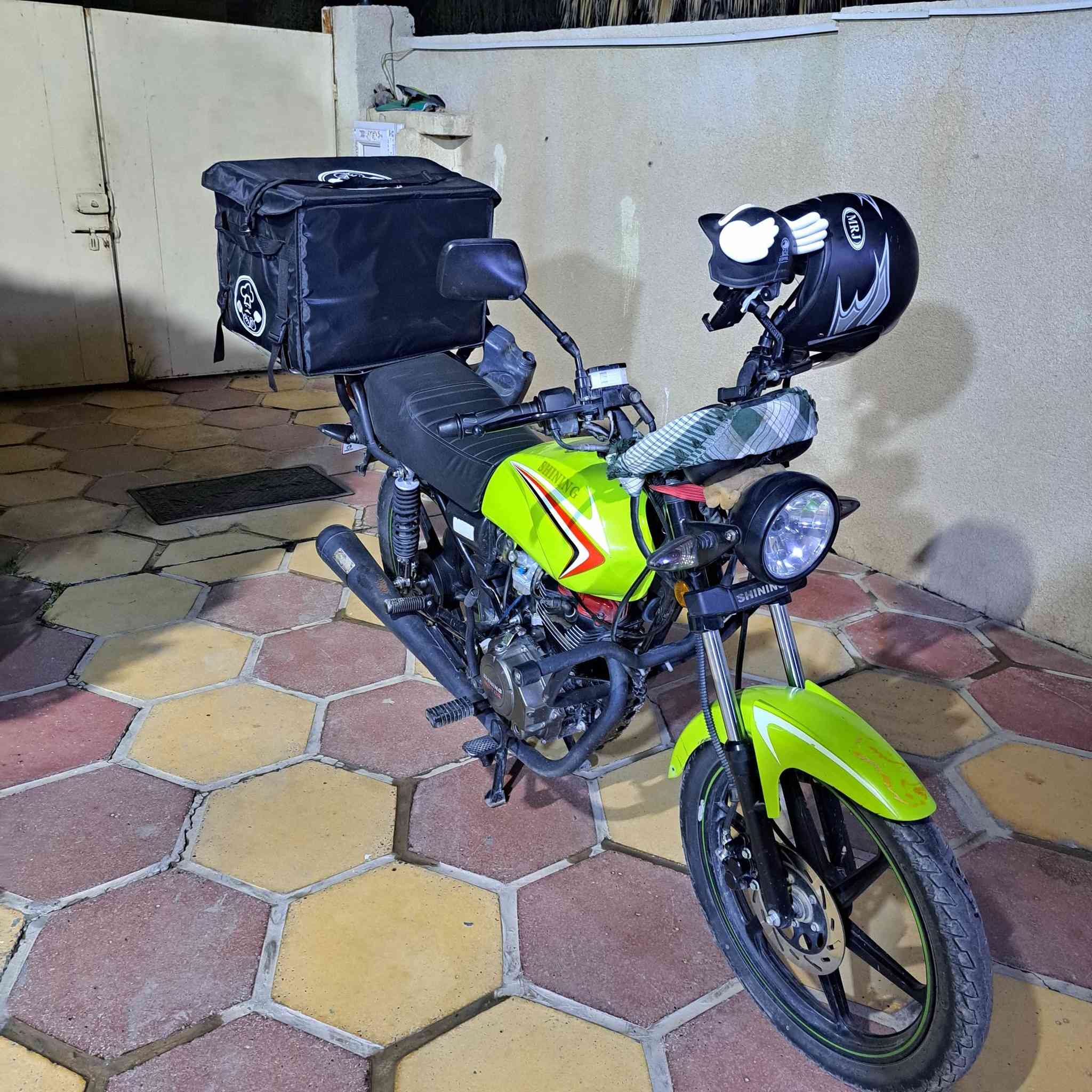 السلام عليكم 
دراجه شاينك للبيع الدراجه جديده ماشيه ٤٠٠٠ ونص 
الدراجه كفاله عامه وين متريد وديه الدراجه ما ممدوده عليه سبانه وما مشتغله دلفري ابد الصندوق جماليه أين نقص ماكو بس الباتري ضعيف سلف هندر بأي وقت مكان ديالى بعقوبه الرقم ***********
