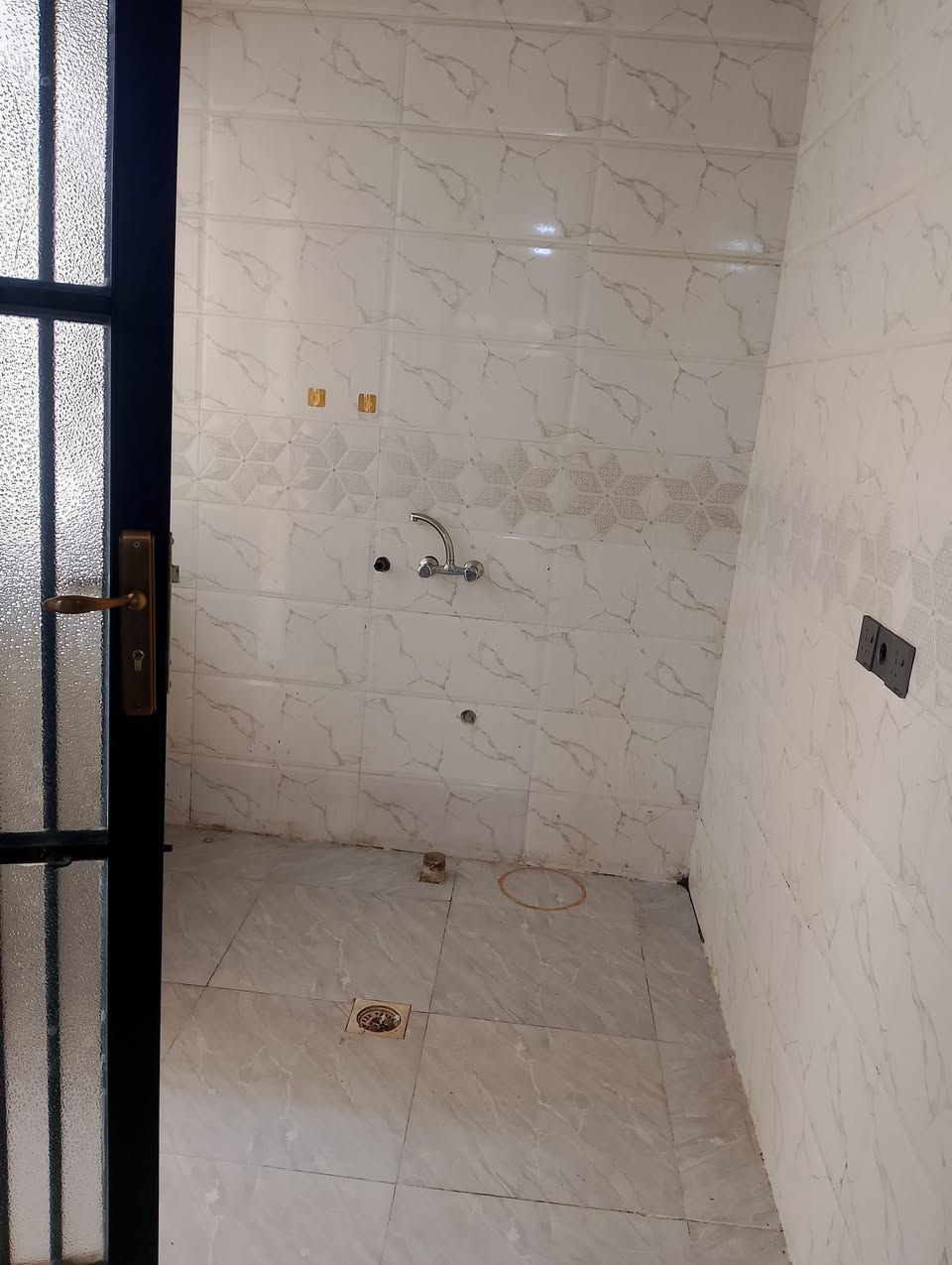 السلام عليكم بيت يجار حي السماح الثانيه غرفه هول مطبخ صحيات وستقبال بناء 🏢 حديث فول فول التواصل مع مكتب صفوان السنجاري سقق الخظراء او على الارقام التالي ***********اسيا ***********
