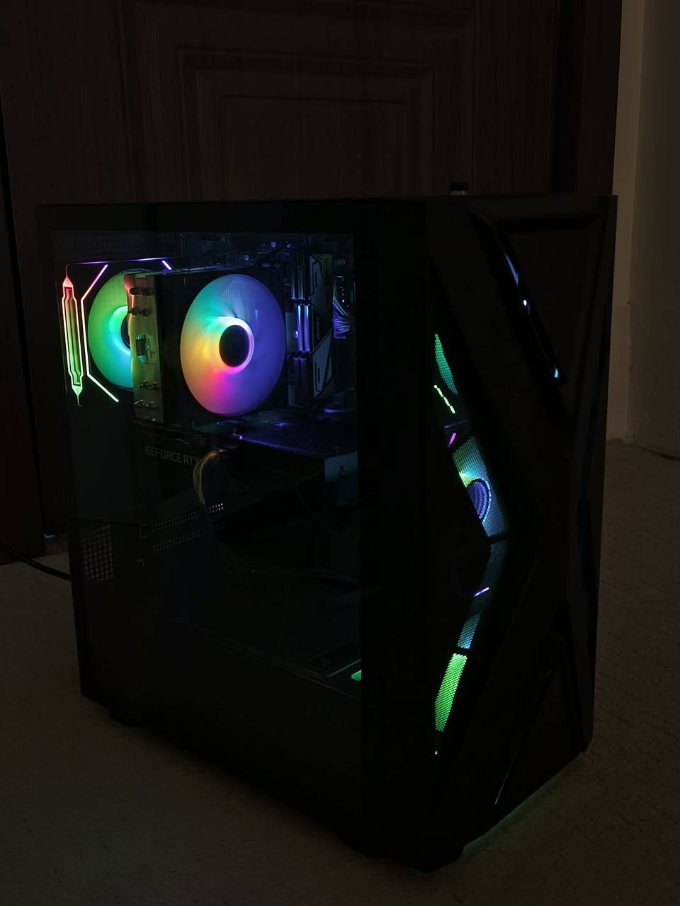 للبيع PC Gaming – جاهز للاستخدام مباشرة
المواصفات:

- معالج Intel Core i5-12400F

- كرت شاشة GALAX RTX 3060 Ti 8GB

- مذربورد H610M K D4

- رام 16GB DDR4 3200MHz (PUSKILL)

- تخزين SK hynix M.2 NVMe 512GB Gen4

- مزود طاقة 650W

- أداء ممتاز للألعاب، التصميم، والمونتاج.

- يشغل أحدث الألعاب بكفاءة عالية.

الجهاز نظيف جدًا ويعمل بدون أي مشاكل.
جاهز للتجربة والفحص قبل الشراء.
جميع التفاصيل موضحة بالصور.

متوفر توصيل.

للاستفسار أو الحجز راسلني على الخاص او واتساب ***********
