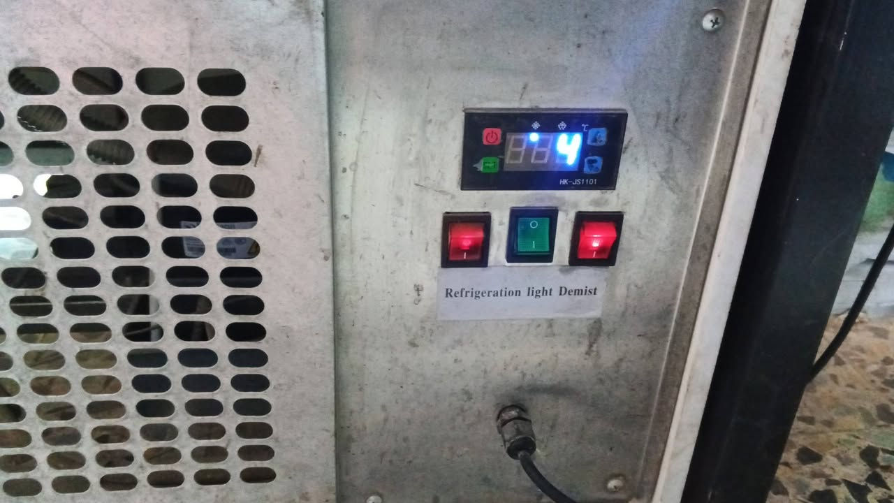 السلام عليكم من رخصه الإدمان عندي براد كيك صار من مشتري سنه ونص اخو الجديد للبيع ربي  يحفظكم 🤲


**إذا كنت صاحب هذا الإعلان وتريد حذفه لأي سبب، رجاءا أرسل رسالة إلى الدعم الفني**