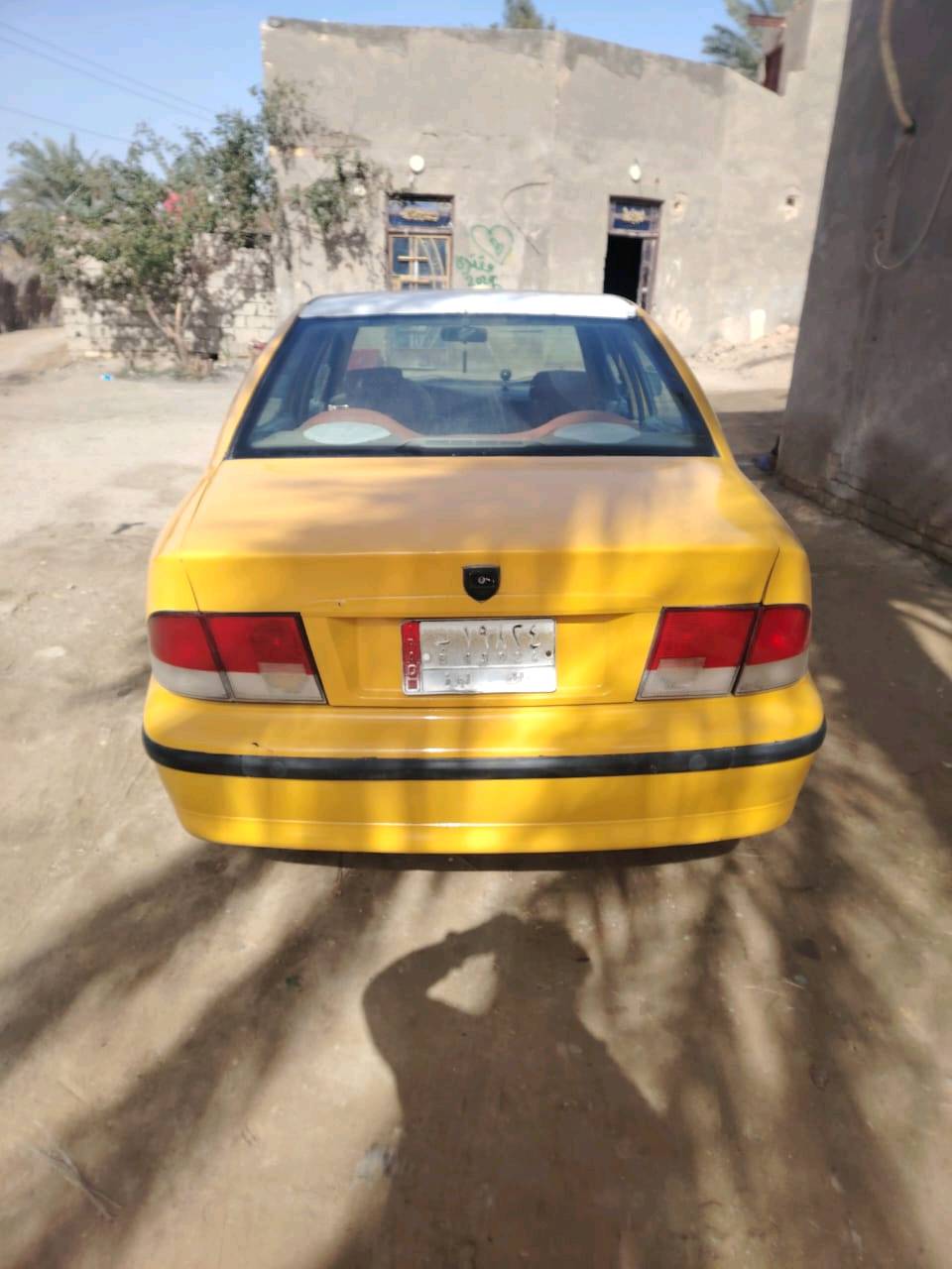 سيارة صالون صفراء اللون بحالة جيدة. السيارة تحتوي على مقاعد جلدية وحوض قيادة مكسوة بنفس اللون. السيارة مثالية للاستخدام اليومي أو للعمل. بها مساحة جيدة في الداخل ومجهزة بوسائل الراحة الأساسية.