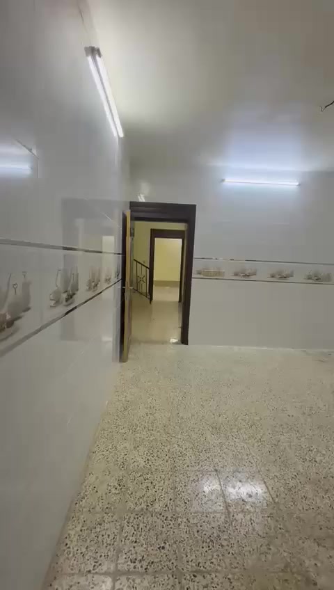 دار للايجار طابق ثاني جديد...
في روناكي يحتوي ع غرفه وهول واستقبال ومطبخ ومجمع صحيات والبيتونه ترهم غرفه مطلوب عائله قليله وموضفين 
***********
