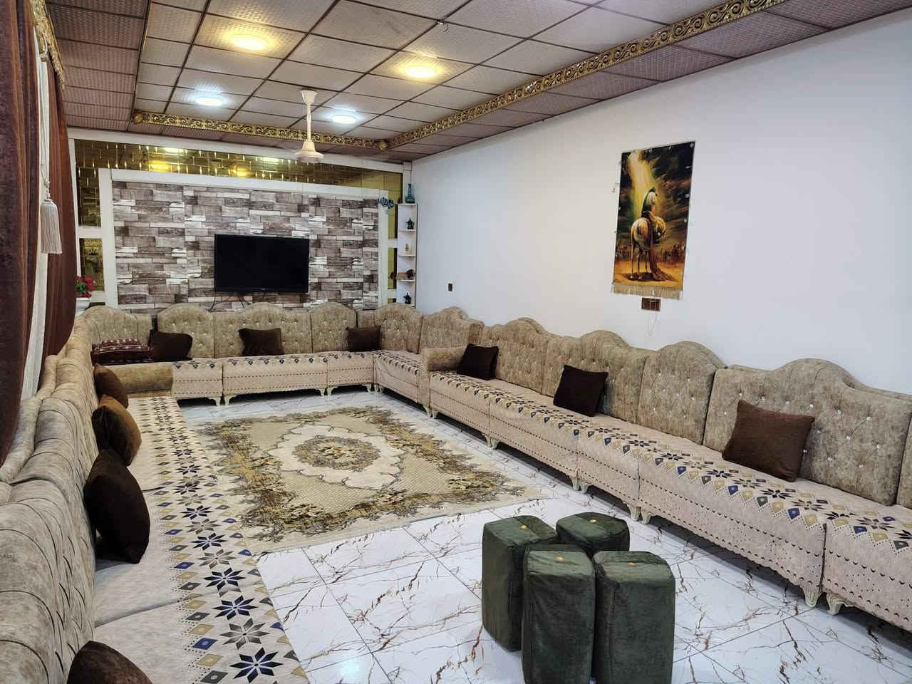 سلام عليكم بيت للبيع ديوانيه حي الزهراء شارع 20 قريب المشتل مساحه البيت 267 البيت يتكون من 3 غرف نوم مطبخ صاله براني 4في 10 زائد حمامات داخل وخارج كراج ياخذ سيارتين مسقف كيسبان السعر المطلوب 125،مليون ، وابلعافيه ع الي ياخذه ماتلكه هيج سعر دوم ، ***********
