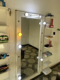 اخوان كرسي +مرايه+رفرف ثنين +غراض حلاقه كامله+مكاين البصره زبير 077327...