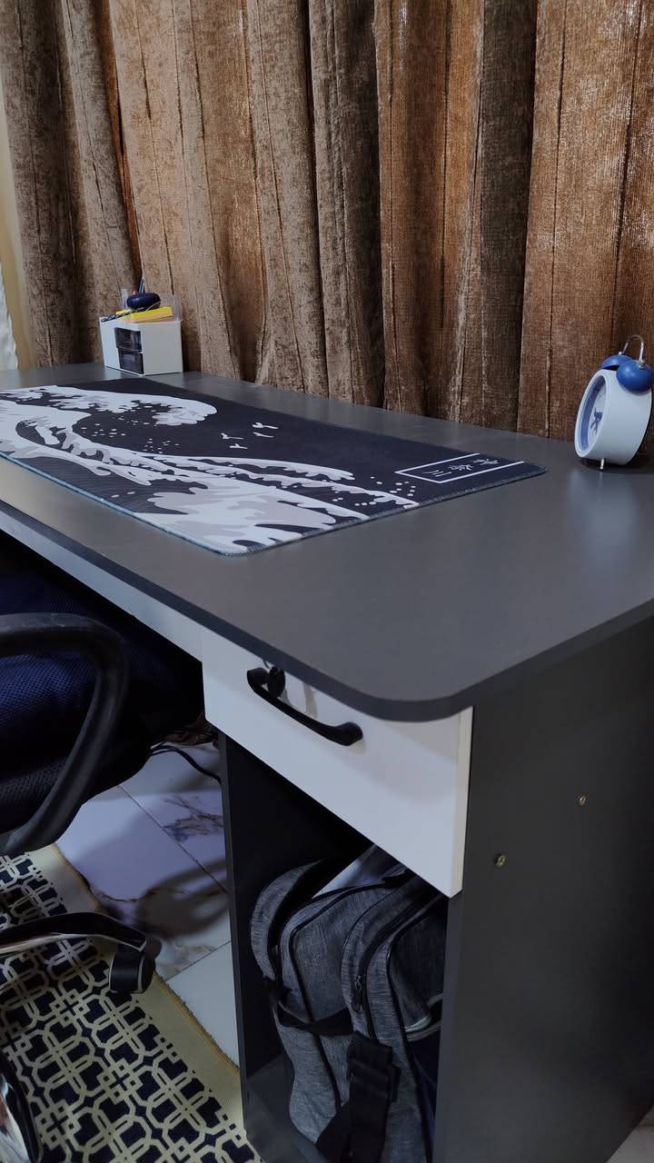 اخوان السلام عليكم
.........................ميز مكتب 😍......................

عندي ميز مكتبي عرض تقريبا 130cm يتكون من ثلاث جرارات مع خانة مفتوحة كبيرة للجنط وفايلات ويتكون ايضا من جرار وسط الميز حجمة مناسب للكتب والملازم وتكدر تخلي عليه حاسبة وشاشة نظافته 70% عندك الجرارات اثنين مكسورة شغلتهن بسيطة تكدر تسويهن اما باقي الميز نظيف طبعاً ينفتح وينشد سعرة 60 ألف ميز ما تحصلة بهيج سعر وبي مجال 

...........................مرتب 💙🌹...................
العنوان : البصرة / الزبير
الرقم : ***********
