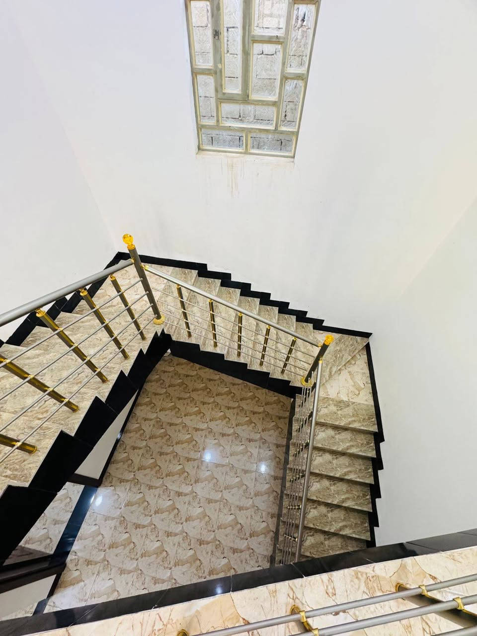السلام عليكم بيت طابقين للبيع
الرمادي شارع ٤٠قرب جامع الواثق 
المساحة ١٣٠
السعر ٩٥مليون قابل للتفاوض 

كلدور استقبال  وصاله وغرف نوم ٣ ومطبخ حار بارد وحمام  الطابق الثاني  غرف نوم وصاله وحمام 

للمزيد من التفاصيل
 يمكنكم زيارة مكتبنا مكتب العين العقار ع شارع 40 مدخل الصوفيه الثانية 
او الاتصال على الارقام التاليه 
***********
***********
***********
@إشارة
