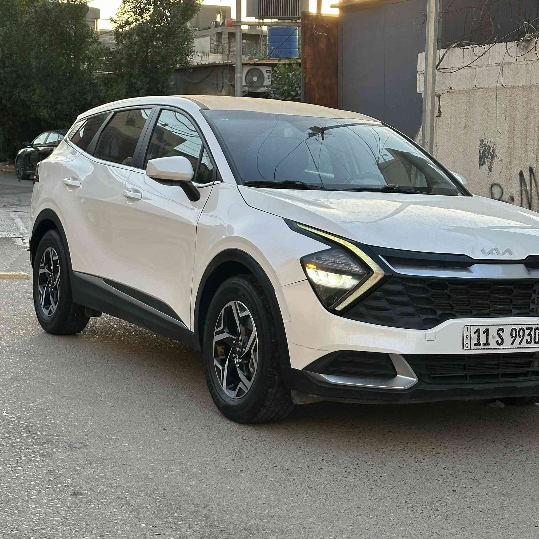 السلام عليكم
كيا سبورتج 2023 
وارد امريكي 
حادثهه فقط الجاملغ العكس السايق مبدل نفس اللون
وبيهه رصعه خفيفه بالصندوك واضحة بالصور
مواصفات العادية 
تحكمات
شاشة
حساسات امامي خلفي
تبريد قطعتين ثلج
السياره نضيفة اكثر من الصور
بأسمي رقم بغداد تحويل ثاني يوم
مكاني بغداد 
السعر 183 وبيهه مجال
الرقم/ ‭***********‬
