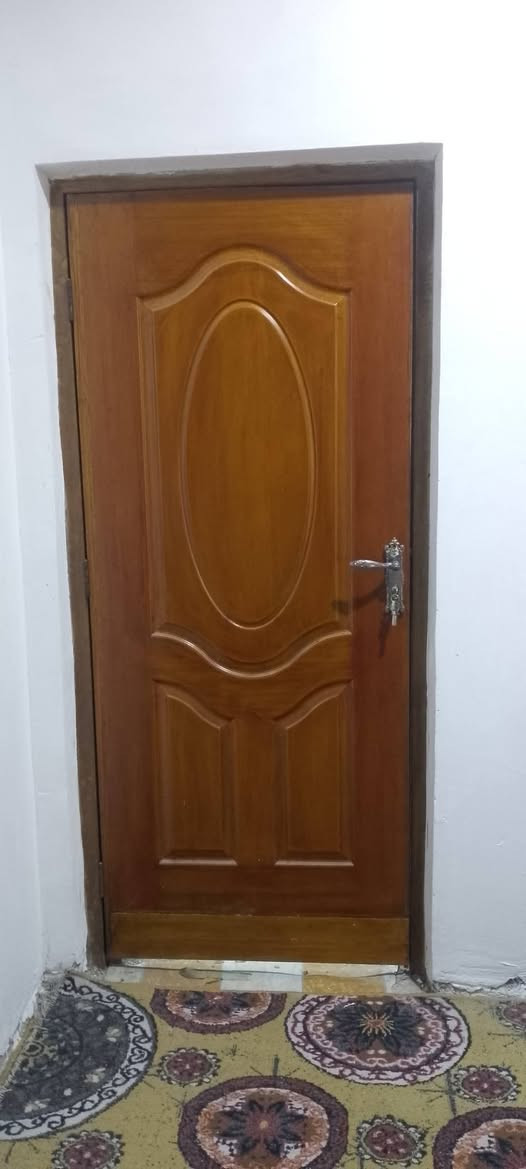 باب و جرجوبه نضيف صبغ جديد للبيع بسعر مناسب 
***********
