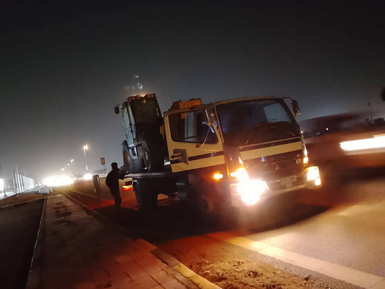 للبيع فوزه صطحه 3جكات بكره سحب 25طن تاير 22,5 مكينه سوبر مكينه كير اكسن كفاله شاصي محسن للخير المشتري يستلم سنويه ولوات انكليزي بأسمه ***********
