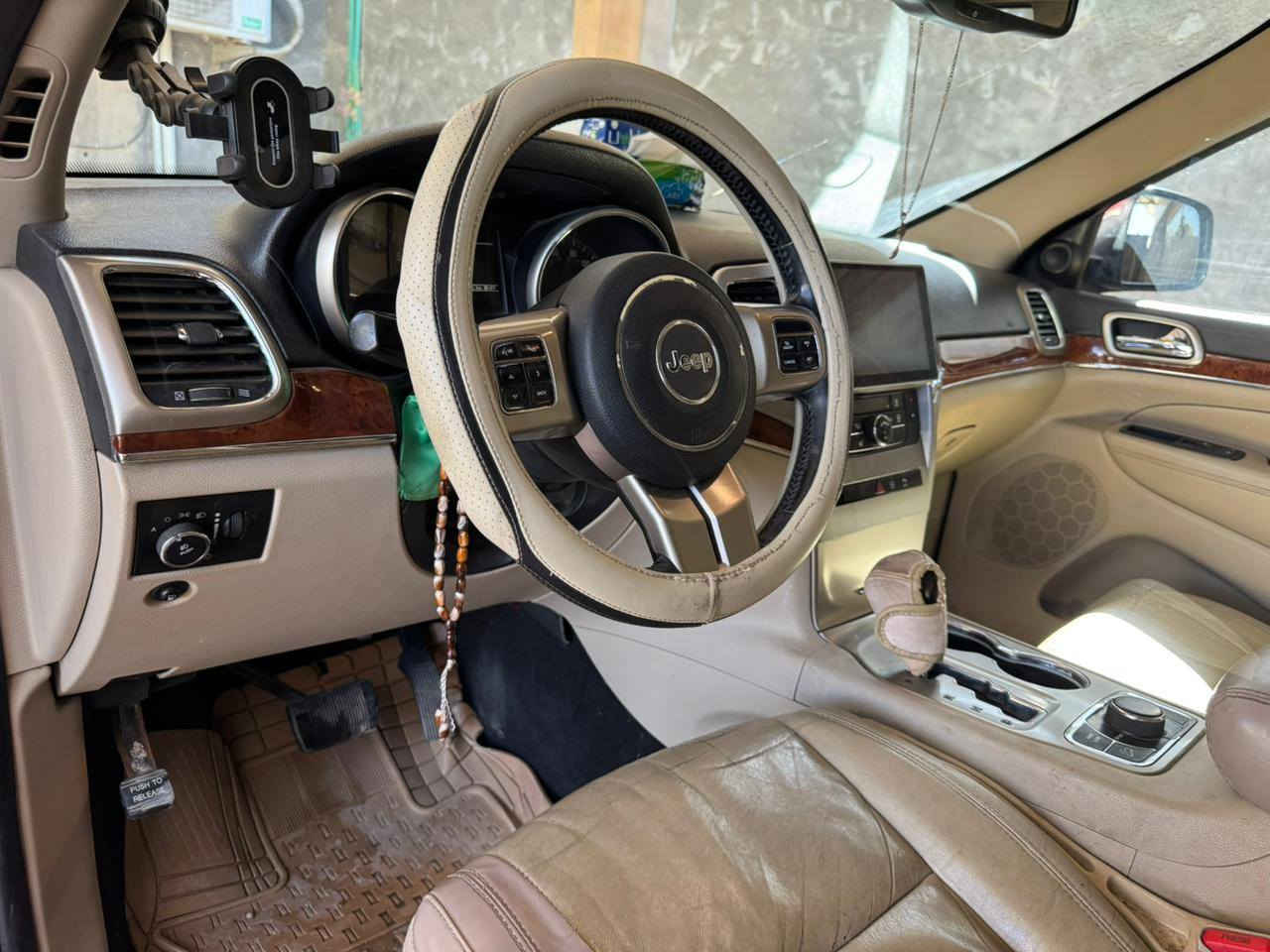 السلام عليكم جيب للبيع فول مواصفات واحد على واحد كير مكينه صدر تبريد كله كفاله بيه قطعتين صبغ جاملغ وبنيد وشويه بلباب السياره كل نقص مابيه السعر 160 وبيه مجال الاتصال ***********
