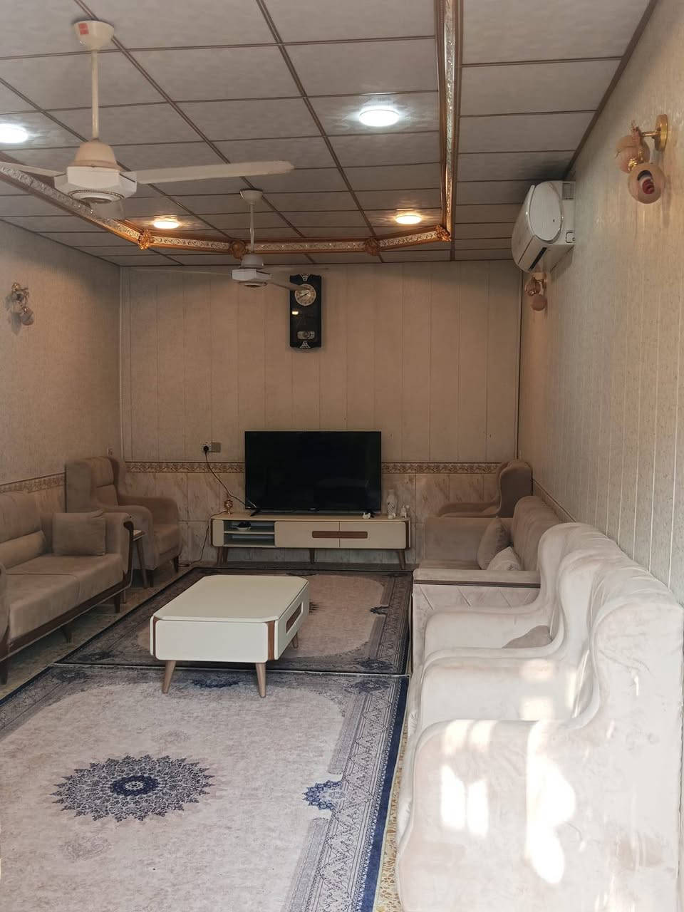 السلام عليكم
بيت 152متر 
الطابق الارضي 
غرفتين 
صاله 
مطبخ حار ،بارد 
استقبال 
2 مجاميع صحيه 

الطابق الثاني 
غرفتين 
صاله 
مجمع حمام 

رباط شريطي صب 
السقف طابوق (عكاده) بناء كلش نضيف 
موقع : حي الوفاء _شارع عشرين مقابل حي الجزيره 
المساحه 200 متر مببوع منه 4في11.75
باقي الوجه 6متر من البيت نزال 20
مساحه واسعه 
السعر 170 وقابل لتفاوض
للاستفسار : ‏‪***********‬‏
