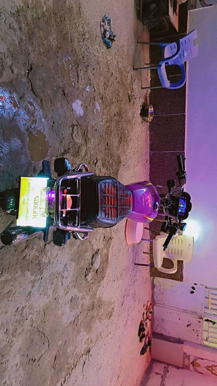 للبيع أو المراوس.. سونلينك (SONLINK CG200) موديل 2026 بحالة الوكالة! 🏍️🔥
العبارة:
"الزين ما يحتاج حجي، عينك ميزانك.. دراجة جديدة وجاهزة وما ناقصها برغي، مال قنية وراحة بال."
​📊 المواصفات والترتيب:
​الموديل: 2026 (بعدها بأكياسها ونظافة توب).
​المحرك والجير: محرك 200 سي سي، 5 جير (عزم وسرعة بالشارع).
​الممشى: ماشية 3000 كم فقط (بعدها على السحق وبحالة الفول).
​الوضعية القانونية: كاملة الأوراق وكافلها من كل شيء.
​الإضافات: شاشة ديجيتال بلادية ذكية ومتطورة، لايت أمامي زينون معدل ومنظومة إضاءة كاملة، ويل بريج مميز، والترتيب مثل ما واضح بالصور.
​💰 السعر والمراوس:
​السعر النهائي: 900,000 دينار عراقي ( وبيها مجال وسعر مناسب جداً مقارنة بنظافتها).
​المراوس: متواجد للمراوس حسب الرغبة، إذا عندك شيء يسوى وتوب نتفق إن شاء الله.
​للتواصل والاستفسار: [***********]
