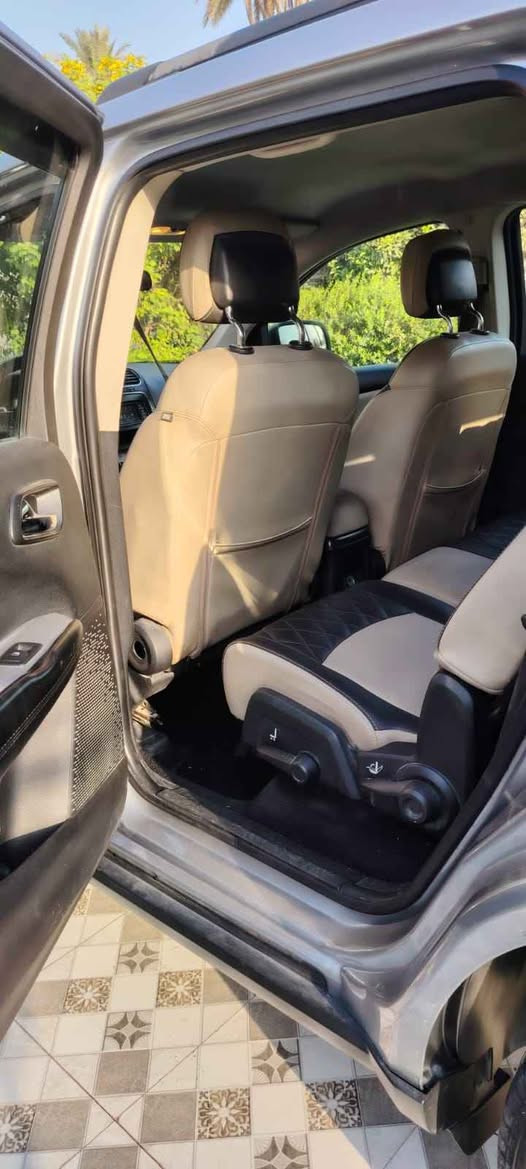 سبعه راكب تبريد قطعه وحده شرط ثلج تدفئة جاملغ وبنيد بدون دواخل محرك كير حداديه تخم تاير أدامه كامله للسياره جديده
***********
