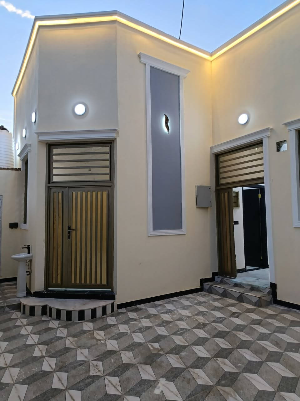 ♦️يعلن مكتب عقارات المسار
***********
عن دار للبيع 🏚️ 
في شط العرب باب االهوى  يبعد عن الشارع الدوالي 300 
♦️المساحة 200
♦️بناء درجة أولى بلوك 
♦️يحتوي البيت ع 3 غرف نوم+ صاله +مطبخ + دوانيه + حمامات داخليه وخارجيه+ 

♦️السعر 120 وبي مجال 
للاستفسار اكثر اتصل  
***********
نستقبل عروضكم دور سكينه وقطع اراضي في شط العرب فقط
