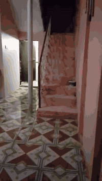 بيت تجاوز مساحة100متر مربع يتكون من غرفتين وهول ومطبخ ومخزن وصحيات وكامل خدمات العنوان حي البكر يم ساحة العابد السعر40وبي مجال للأستفسار ع***********
