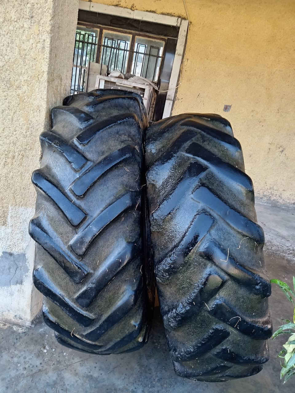 سلام عليكم تايرات للبيع جدد الحجم 18 30 ***********
