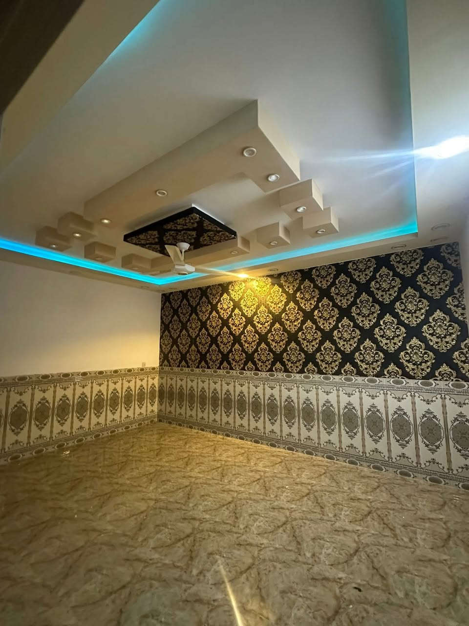 السلام عليكم دار للبيع 
المساحه 300متر 10*30
يحتوى ع 4نوم طابقين 
صيحات داخلي وخارجي
بناء 2022 بناء حديث 
سحب الطابق لارضي كاملآ
 العنوان الدار تكريت القادسيه 
حي الضباط بداية مدخل شارع جليل القصاب
او مقابيل جامع الرحيم 
لاستفسار اكثر مراجعة مكتب عقارات و مقاولات السردام او الاتصال 
***********
***********
