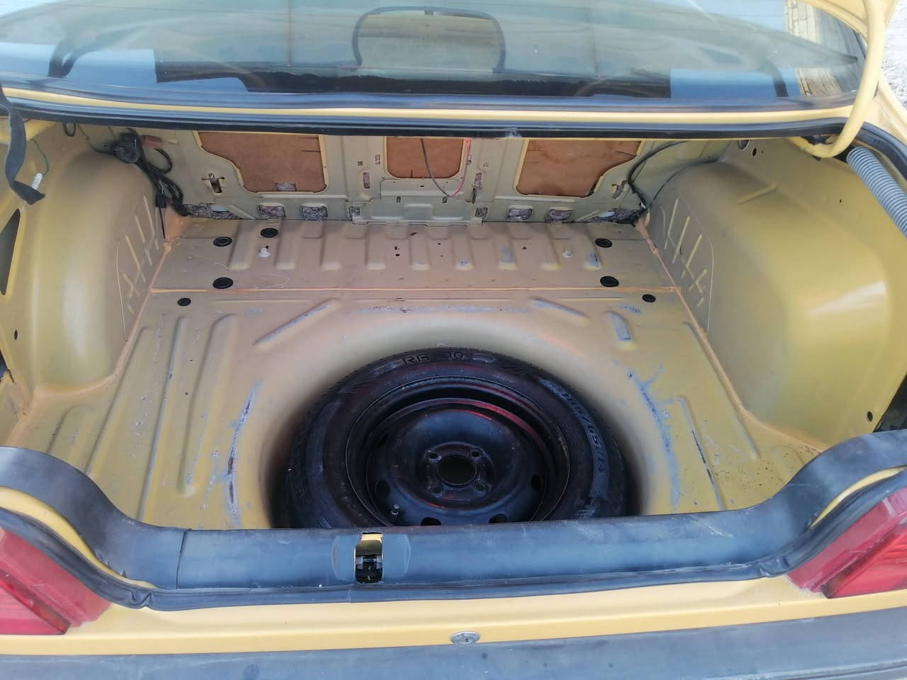 سلام عليكم التفاصيل كلها بل فيديو (ملاحضه شوف اسعارهن هيج موديل وهيج نضافه تحياتي) 
بيجو لميس البيع سيارة خير من الله وجاهزه عله اخر حبايه موديل 2016سيارة ب اسمي وبنجف تبريد مكينه كير حداديه تخم تاير كله جديد وناعمه بشارع سعرها 45وبيها مجال الشراي رقم (***********)
