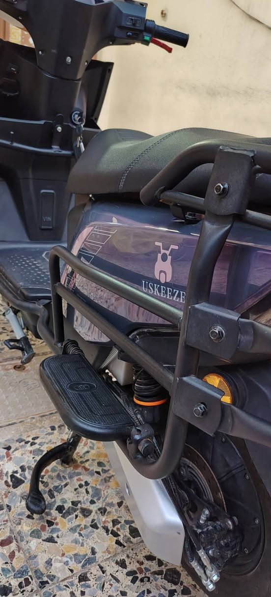 سلام عليكم  شحن مدرع حديث للبيع  بعده جديد شخط مابي 6 بطاريات كبار بعدهن جدد يقرن  فول مانازلات شعره عن وضع الشركه حساسات امان نشرات محيطيه لدات  يشتغل كارت وبصمه  4 سرع  وبعد بي هواي مواصفات   الدراجه بعدها جديده  سعرها 650 وبيها مجال  وترهم مراوس للاستفسار مراسله الصفحه او الاتصال *********** بي واتساب
