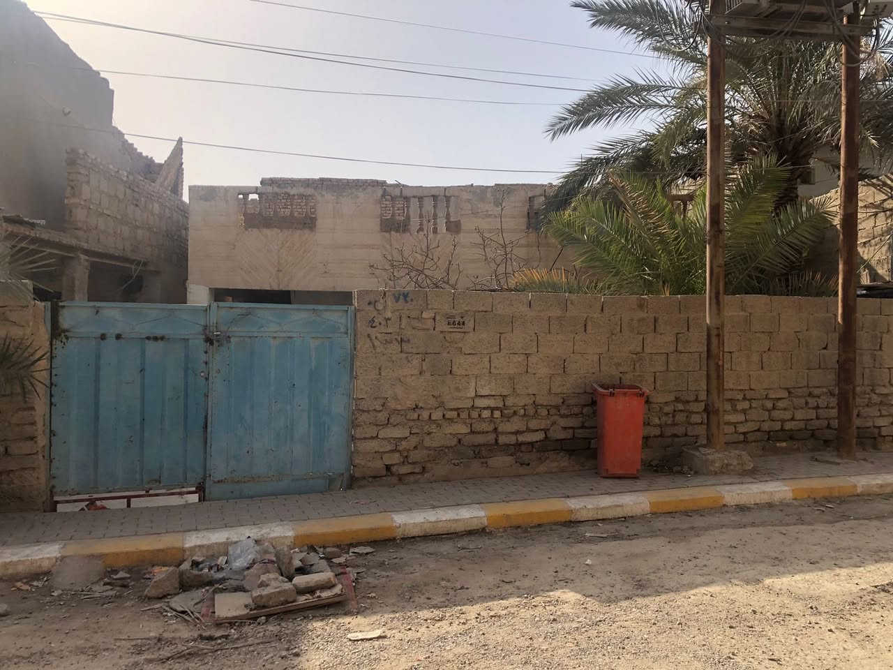 مساحه 204 سند واقع حال 250 واجه 15 غرفتين نوم وديوانيه وهول وصاله السقف عكاده شارعه 12.5 حي السكك قرب شارع البسود للبيع حي لسكك 
ستفسار على 
***********صهيب اللمعه 
*********** محمد الشبيب
