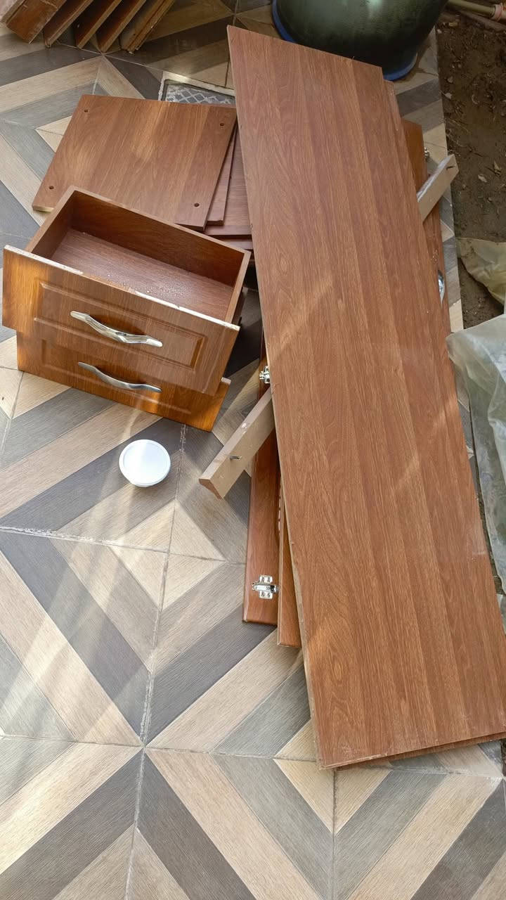 السلام عليكم
اثاث خشبي/كنتور كامل للبيع
التفاصيل:
ثلاث ابواب وجرارتين، بابين طوال ووحدة قصيرة تصير فوق الجرارات
بسعر 150,000

للأمانة/ الخشبات الي محطوطات على البرميل الازرق كان بيهن إرضة لكن تم مكافحتها

للتواصل على الرقم:
***********
