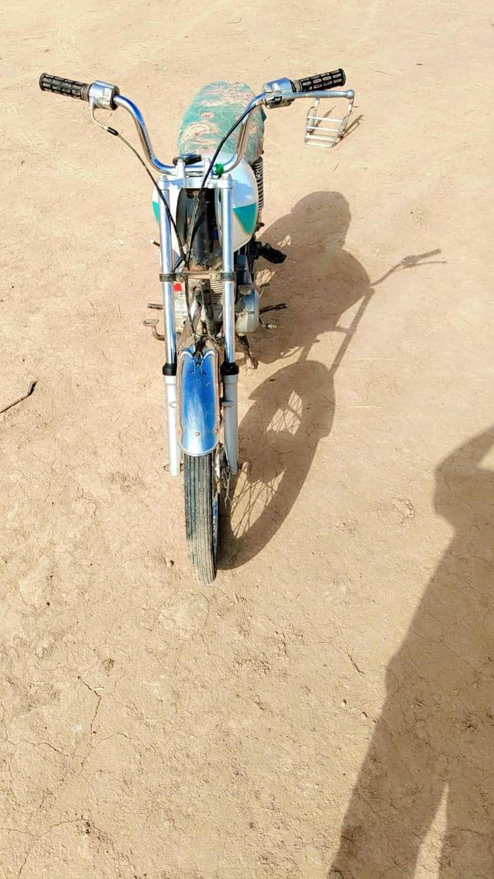 سلام عليكم دراجه للبيع بدون عوزه  ترتيب مكينه ناعمه بسعر 320 الف وبيه مجال بصيط رقم ***********
