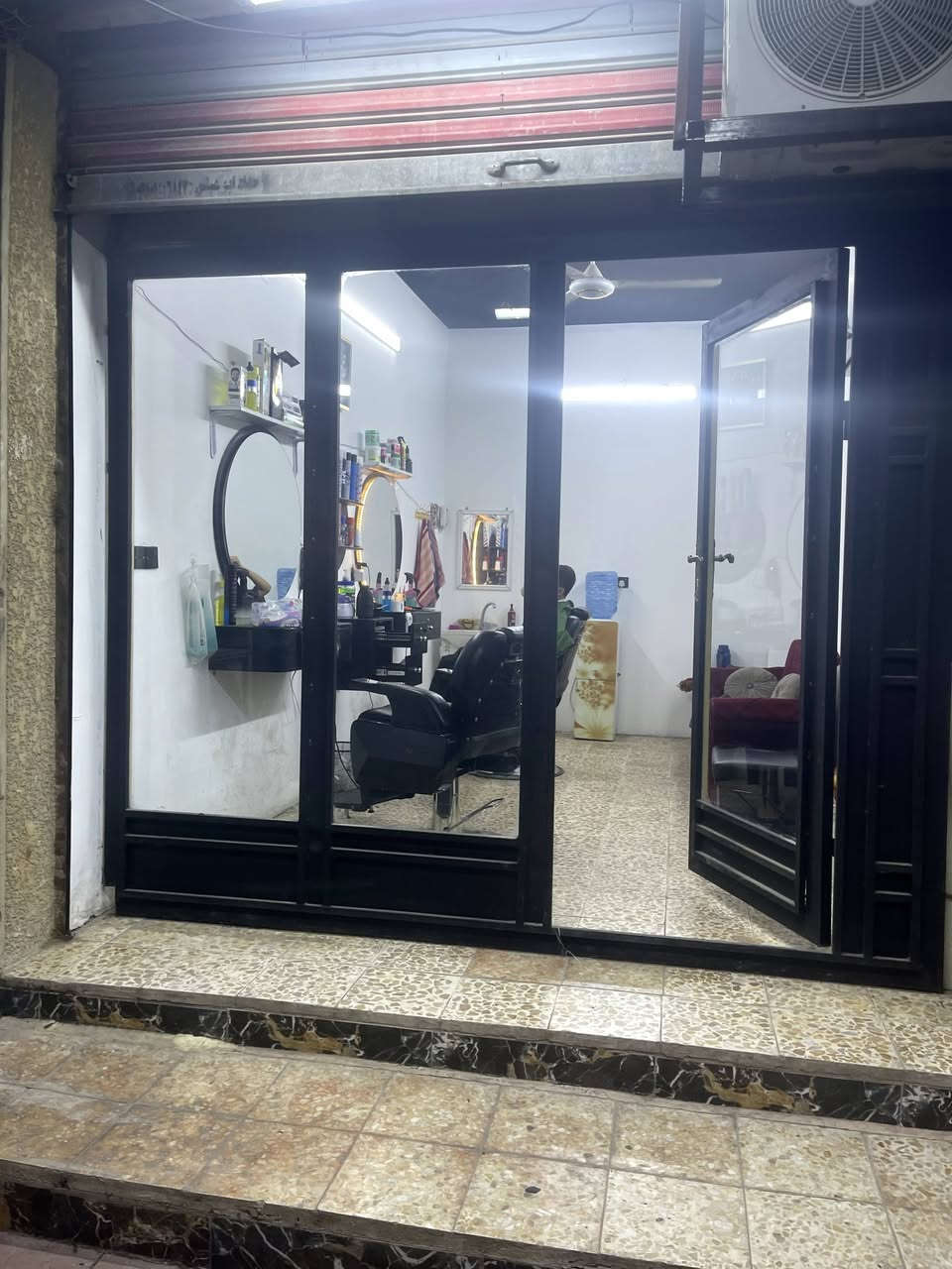 السلام عليكم 

محل حلاقه للبيع كامل 
كراسي ميوزه رفوف مري 
قطعه تخم 
براد 
سبلت طن 
ادوات حلاقه كامله ماكو اي نقص 
المحل شغله حلوه الي يحب ياخذ المحل والغراض او بس الغراض الايجار 300 مكان المحل بغداد جديده الغدير 
*********** 
رقم الهاتف
