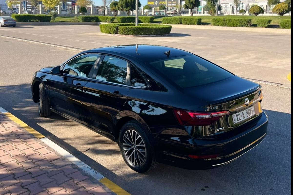 ڤۆڵگسواگن جێتا 2021 رەنگی ڕەشی قەتران 
شاشە و کامیرە 
رەقم و سەنەوی نوێیە 
هیچ مەسرەفێکی تێدانیە 
یەك پارچە و نیو کلێڕ
بێ ناوگرتن بێ ئێرباگ 

سـعـر : لە کۆمێنت داوابکە ڕاستەوخۆ بۆت دێت 📥 

گێر و مەکیەنەی بەشەرت 
هیچ کێشەیەکی تێدا نییە 

ژمارەی خاوەنەکەی 
***********
