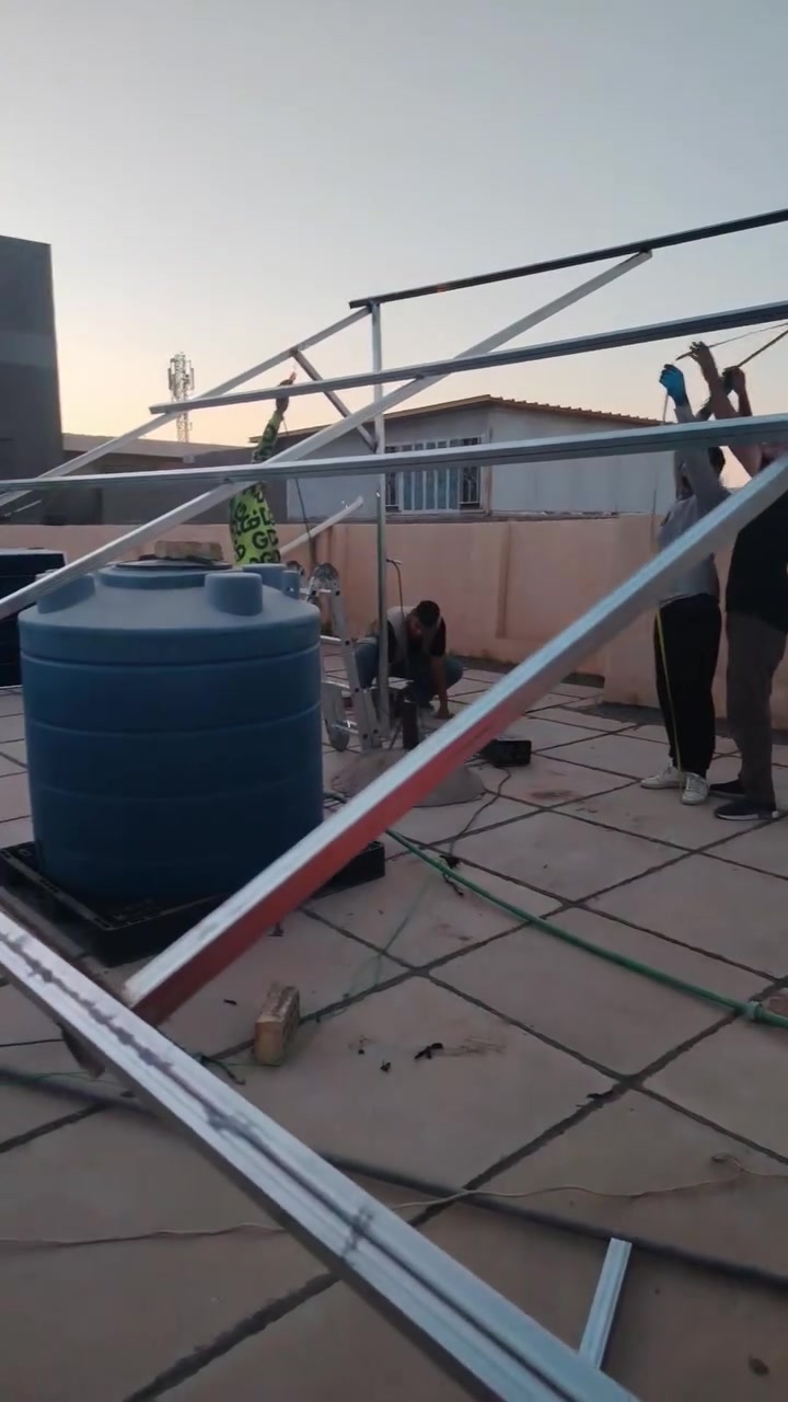 تم وبحمدالله إنجاز منظومة طاقة شمسية سعة 20 أمبير ⚡☀️

تكونت المنظومة من:

🔹 10 ألواح لونجي 650 واط باي فيشل (وجهين) دبل كلاس
أحدث إصدار من شركة لونجي، تتميز بمقاومة عالية للأتربة والغبار والظل الجزئي، مع ضمان 12 سنة عدا الكسر ✅

🔹 انڤيتر Deye سعة 6 كيلو واط
بضمان 5 سنوات صيانة، ويأتي بمعيار مقاومة للأتربة والغبار والرطوبة ودرجات الحرارة
IP65 ✅

🔹 بطارية LV Topsen سعة 16 كيلو واط
خلايا ليثيوم فوسفات الحديد (LiFePO4) بسعة 314 أمبير/ساعة، وعمر تشغيلي يصل إلى 8000 دورة، مع ضمان 5 سنوات صيانة.
تتميز أيضاً بمقاومة الأتربة والرطوبة ودرجات الحرارة بمعيار
IP65 ✅

🔹 بورد حماية متكامل
AC + DC ⚡

📞 للاستفسار:
***********
***********
***********

📍 زورونا:
حلة - نادر الثانية
بداية الشارع الخدمي قرب مول أهل الخير نادر

نسأل الله التوفيق دائماً 🌹🌹
