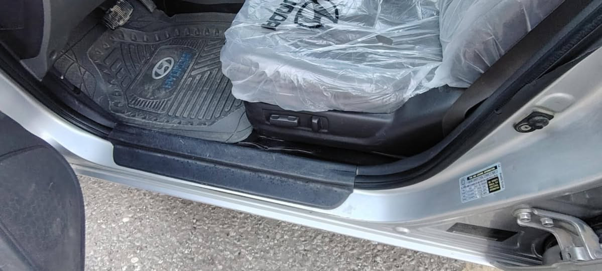 سلام عليكم سوناتا للبيع موديل 2009 وارد امريكي محرك 2.4 السيارة فول كشن كهرباء فتحة سقف داخل صاج تخم تاير جديد تبريد ثلج  رقم بغداد بسمي سنوية 27 بيها صبغ ربع الجاملغ والباب مبدل سونار موجود محرك وكير جدد شادهن سعرها 130 وبيها مجال مكاني كربلاء طويريج ***********
