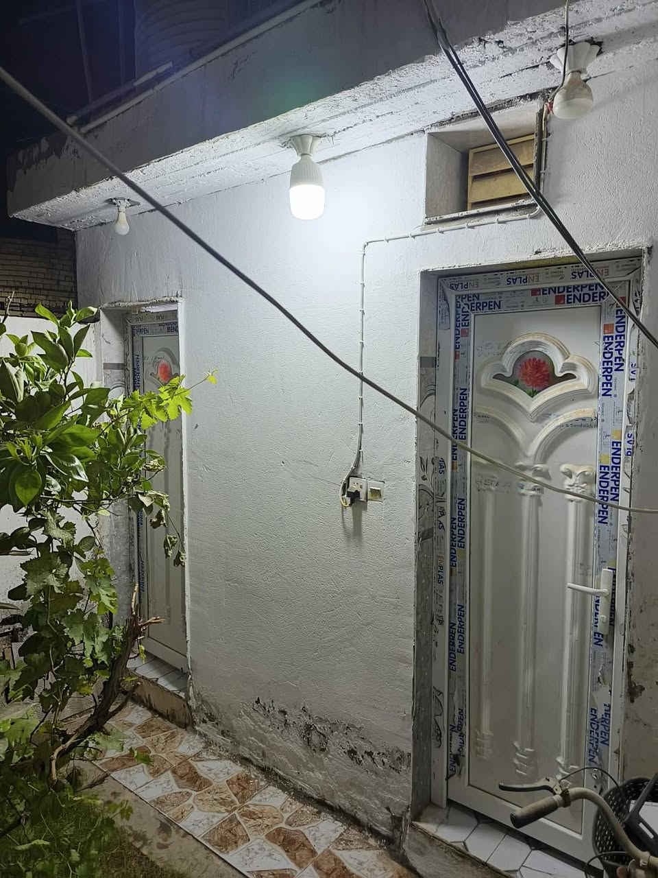السلام عليكم اخوان بيت للبيع قرب سيد حبيب شارع صب 216 متر طابو زراعي يحتوي على 4غرف نوم و3صالات لبيت طابقين واستقبال ومطبخ ومجمع صحيات وحمام داخلي الفوك نفس جوة وطابق لفوك بي حمام وصحيات السعر 125وبي مجال بصيط لتواصل ***********
