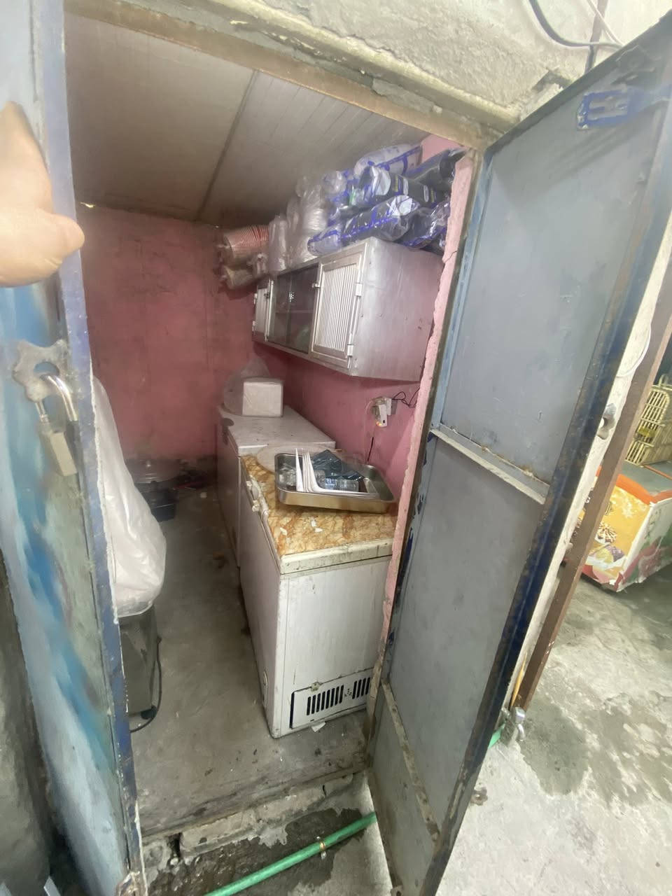 للبيع لعدم التفرغ بموقع ممتاز على شارع حيوي محل شعبي متكامل شوي دجاج و همبركر على الفحم  مع كامل الملحقات  العنوان بغداد شارع المركز  
ملاحضة  : ابيع المحل بالكامل فقط 

0788 287 2228
