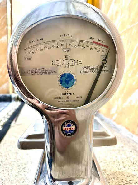 سلام عليكم قطعة من خيال قطعة تخبل روعة من روائع ميزان أنتيك قديم جدا سنة خمسينات مؤرخ سنة 1953/1/20 صناعة الإيطالي شركة سوبريما  شركة قطعة من خيال يعود تاريخ ميزان قرن خمسينات صناعة الإيطالي مصنوع من فولاذ ومادة كروم خالي من عيوب شغال يستخدم الفضة او وزن الذهب او أي شي من هذا قبيل يستخدم مواد طبية الأوزان قطعة من خيال دقيق جدا في قياس الوزن سعر خاص أو تصال *********** مكان بغداد
