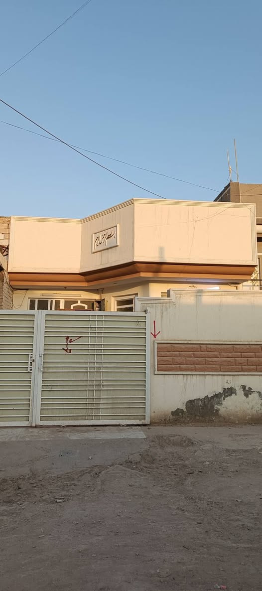 مستعجل ع البيع .. 
دار للبيع طابو صرف سند باسمي اني راعيه 
 مساحه ١٢٥ واجهه ٦ متر 
بيت جديد وتستلمه نفس الصور .. بدون نقص 
صاله ومطبخ وهول وغرفه ومجمع صحيات ومناور عدد ٢  طابق ارضي 
طابق ثاني غرفه .. 
الموقع الحي العسكري قرب مركز شرطه المنتصر  بشاعر المركز ويمكن الدخول ايضا من شارع ٣٠ قريب جدا وموقع حلو  بالنص بين شارع ٣٠ وشارع مركز المنتصر قريب من ٦٠ .. علما المنطقه مشموله مجاري وتبليط وقيد التنفيذ
الشراي يتصل .. وموجود واتساب .. 
فلوسك عندك وشراي خابرني ..
سعره ١٣٨ .. حتى كلشي معلوم عندك 
***********
