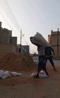 كادر كامل تصعيد كافه المواد ع الضهر وتفتيش وصب وتحويله اكبالات تنضيف ا...