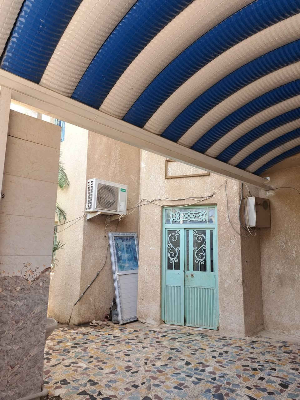 دار للبيع (طابقين) 🏠
متاح الآن منزل متكامل للسكن الفوري 
​✅ المساحة الكلية: 250 م.
✅ عدد الطوابق: طابقين.
✅ السعر 290
ملاحظه الطابق الاول يحتوى على 
طرمه كبيره وحديقه 
ودوانيه وستقبال ومطبخ 
وغرف نوم عدد 2 ومناور عدد 2 
وصحيات داخلي وخارجي وكلدور  
الطابق الثاني يحتوى على دوانيه وستقبال ومطبخ وصحيات وغرف نوم عدد 2 غير كاملات 
✅الطابق الثاني غير مسكون فيه من سنة التشيد الدرج خارجي وداخلي وباب منفصل وحده
​  "للاستفسار يرجى الاتصال"].
***********
📍 العنوان: [ حي المعلمين الجديد].
