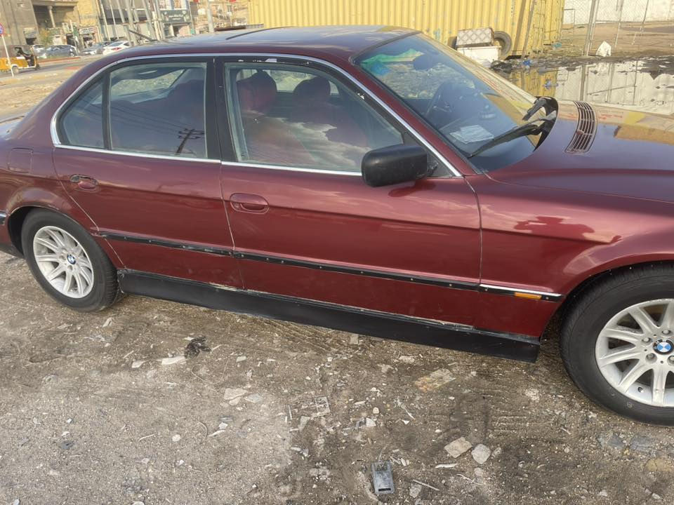 السلام عليكم بي ام موديل ٩٤سيارة جاهزة محرك ٨ سلندر كير محرك تخم تاير جاهزه السيارة صبغ علم مكفوله من الظربه كهربائيات شغاله نقص بس تبريد مراوس ترهم حسب القناعه سعرها ٥٠ مجال قليل تحويل ثاني يوم رقم انكليزي مكاني ناصريه للاستفسار ***********
