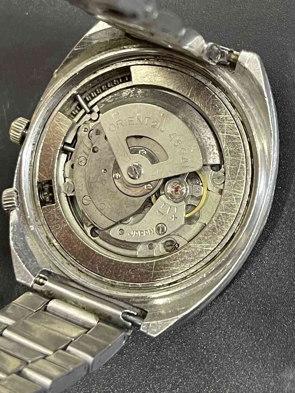 السلام عليكم ساعه  Orient Perpetual  وهي موديل كلاسيكي (Vintage) ياباني الصنع يشتهر بتصميمه الفريد الذي يظهر تقويماً لعدة سنوات على حركة أوتوماتيكية (Automatic)، وتأتي غالباً بـ 21 أو 27 حجراً (Jewels) حسب الإصدار. تحتوي على نافذة لعرض اليوم باللغتين العربية والإنجليزية وتاريخ الشهر.
الهيكل: مصنوع من الفولاذ المقاوم للصدأ (Stainless Steel) بتصميم "البحاري" الشهير ذو الحجم الكبير. وصنعت في عام 1971 قديمه الصنع ملاحضه الساعه اصليه مع ختم بالمكينه وشغاله سعر ب200وبيها مجال


**إذا كنت صاحب هذا الإعلان وتريد حذفه لأي سبب، رجاءا أرسل رسالة إلى الدعم الفني**