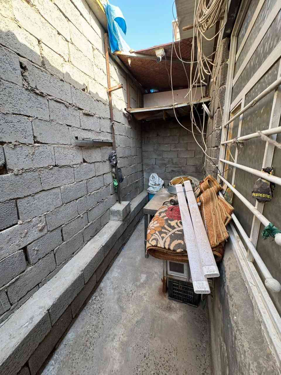 البيت تفاصيل غرفتين وصاله ومطبخ وحمام السقف سندوتج مساحه 250قريب على شارع بيت كلش جبير بغداد زعفرانيه ***********
