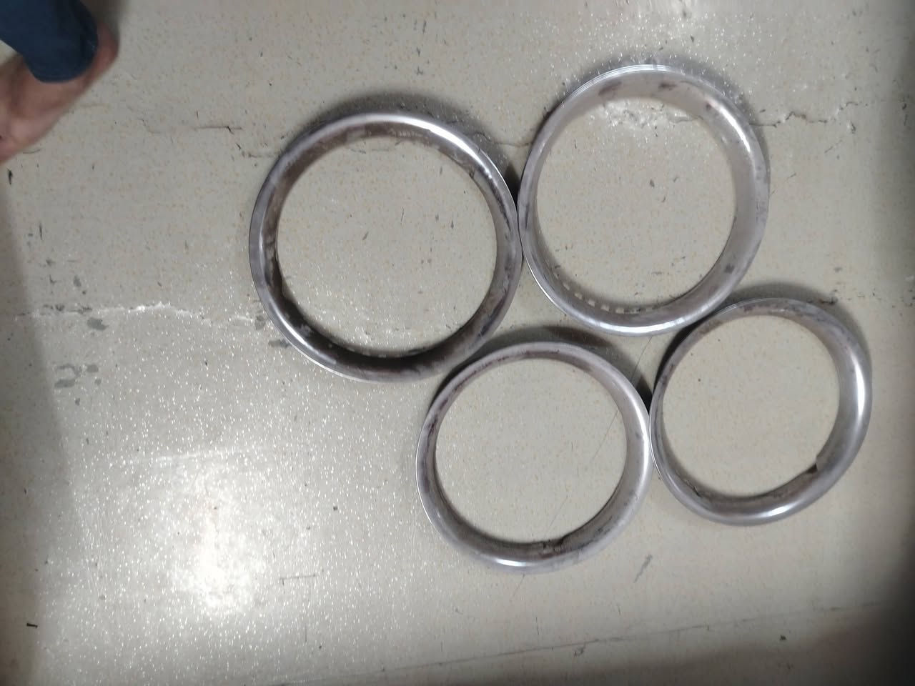 سلام عليكم عندي هذني لكبات البيع حجم 15 بس ما اعرف مال شنو لسياره قيم بل يرظي الله ***********
