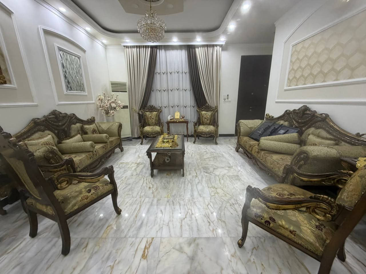 السلام عليكم
تخم سوري ملكي خشب زان للبيع مع طبله وسطيه عشر مقاعد نظيف جدا


**إذا كنت صاحب هذا الإعلان وتريد حذفه لأي سبب، رجاءا أرسل رسالة إلى الدعم الفني**