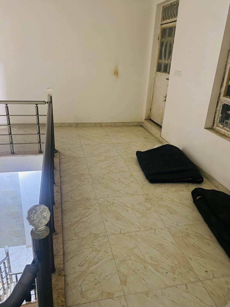 1️⃣نوع العقار طابو صرف المساحه125
2️⃣ الموقع📍الكماليه حي السلام شارع المستشفى 7 فرع 
3️⃣ يتكون البيت من 3 طوابق 
4️⃣(يحتوي الطابق الاول على استقبال صاله مطبخ حمام و غرفه) 
5️⃣(يحتوي الطابق الثاني على 3 غرف و حمام) 
6️⃣(يحتوي الطابق الثالث على صاله وحمام و غرفه) 
7️⃣بناء حديث سنة 2024 البيت اي نقص مابي كله كامل فقط تجي تجيب غراضك وتكعد بي
8️⃣ السعر اتصال على الرقم(***********)
9️⃣ الاتصال على الرقم فقط لا يوحد رد على الفيسبوك 
يوجد واتساب
