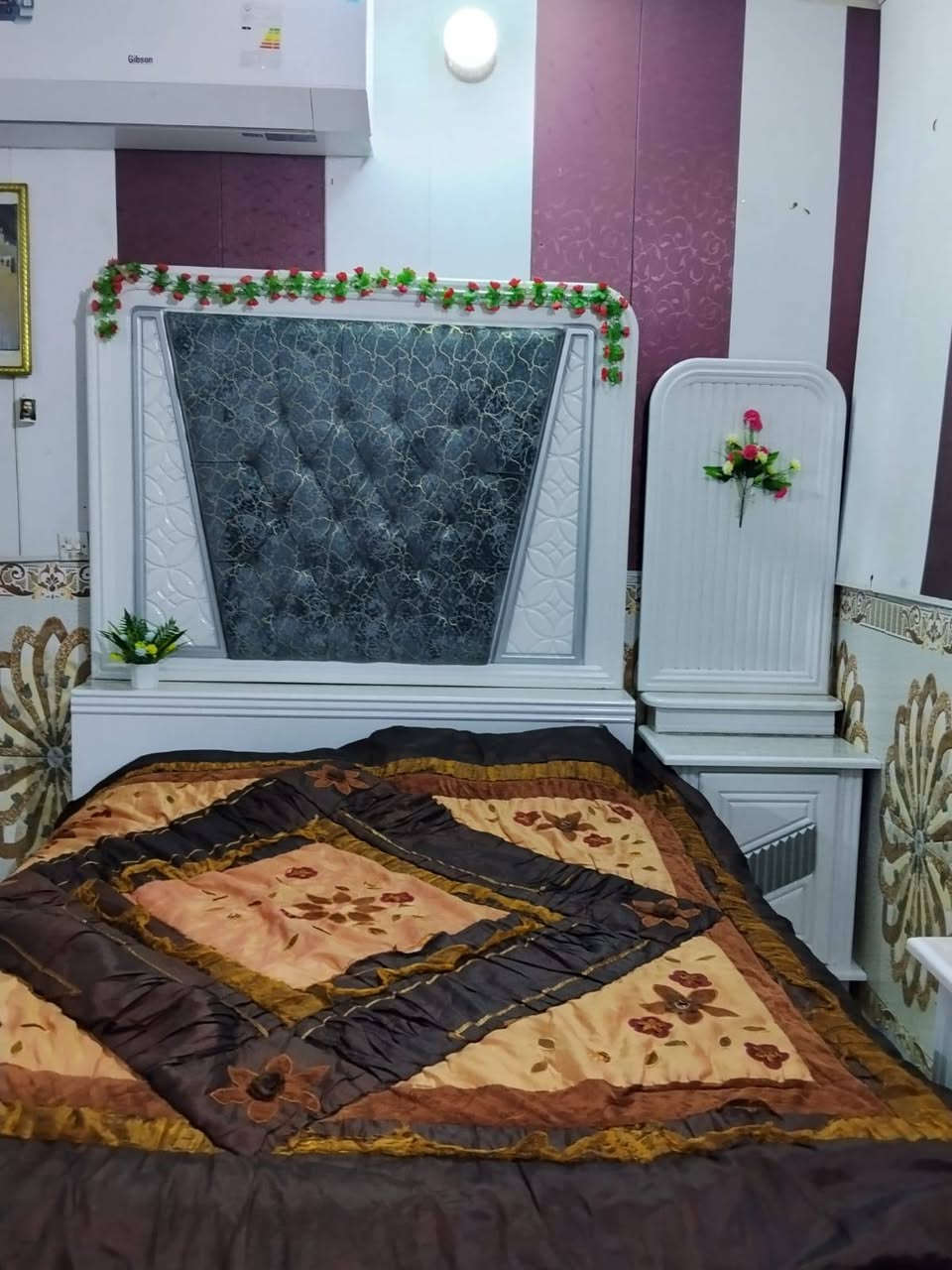 غرفه نوم استعمال شهرين بعدهي  بلكارتون نضيفه زلغ ما بيهه شغل عراقي اسعاره معروفه بسوك الجديده ب مليونين وفوك  
سعر هاي الغرفه مليون قفل مستعجل عليه ***********
